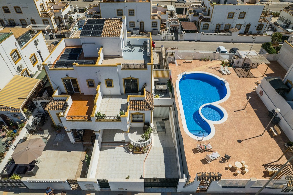Amplia vivienda con sótano, paneles solares y piscina comunitaria en Vistabella Golf