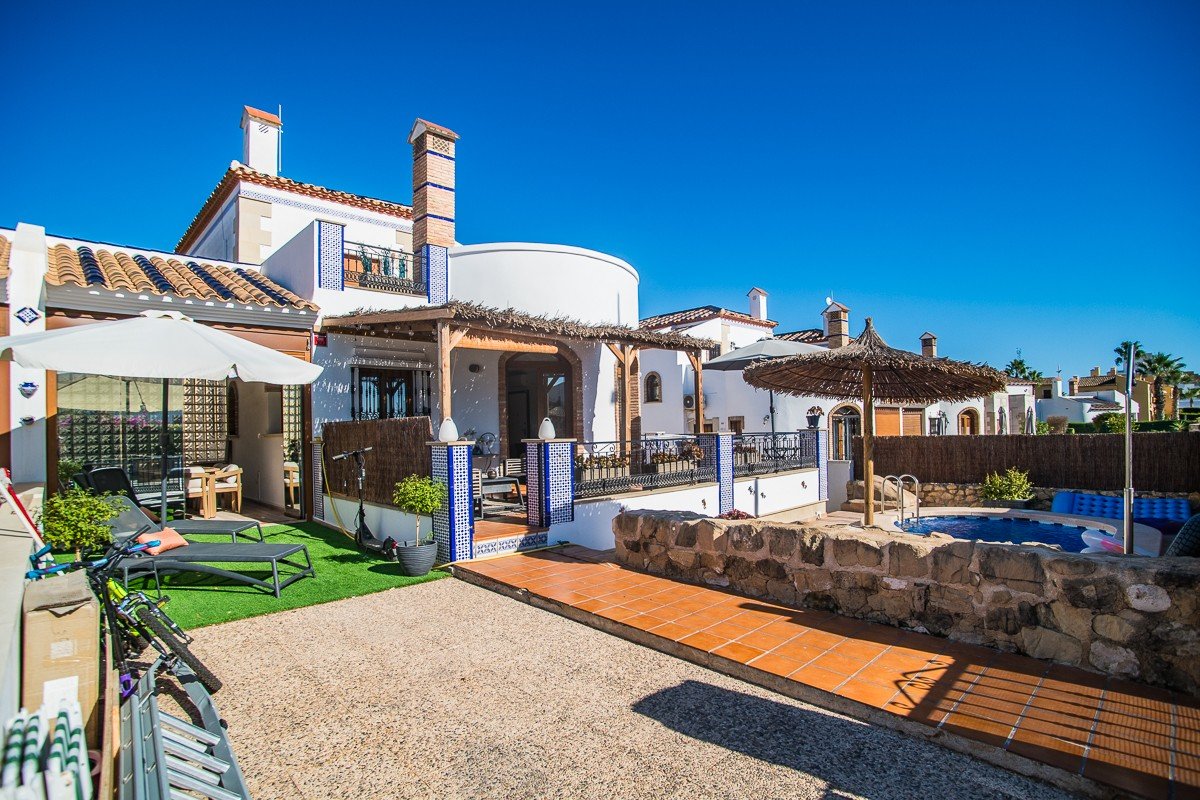 Amplia casa con piscina privada, piscina comunitaria y sótano completo en Algorfa
