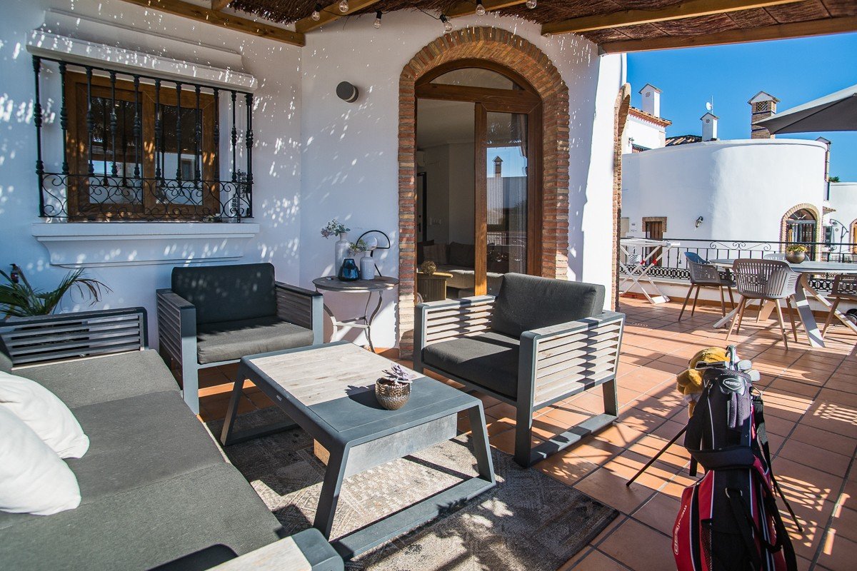 Amplia casa con piscina privada, piscina comunitaria y sótano completo en Algorfa