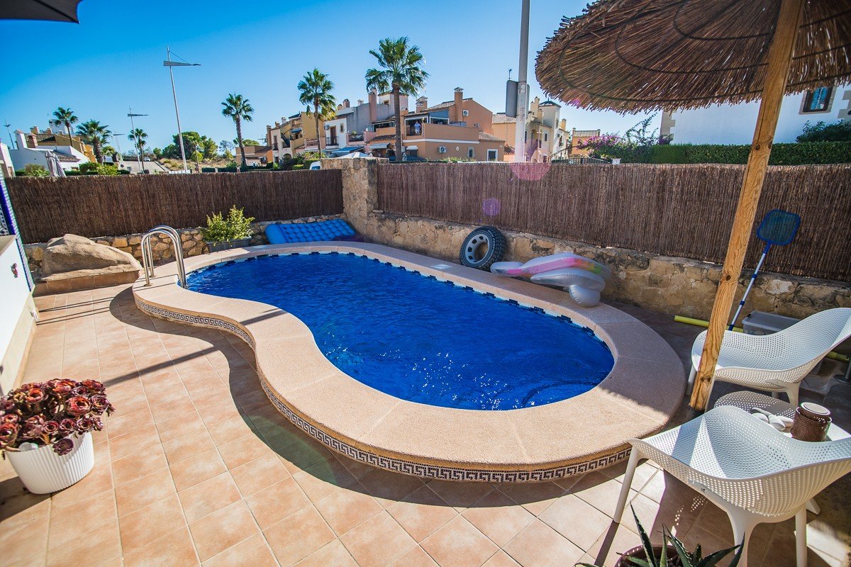 Amplia casa con piscina privada, piscina comunitaria y sótano completo en Algorfa