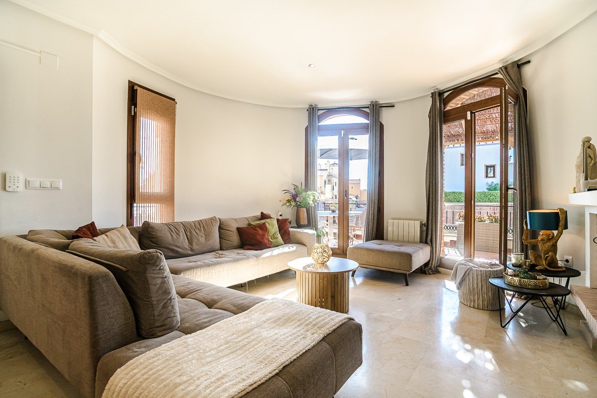 Amplia casa con piscina privada, piscina comunitaria y sótano completo en Algorfa