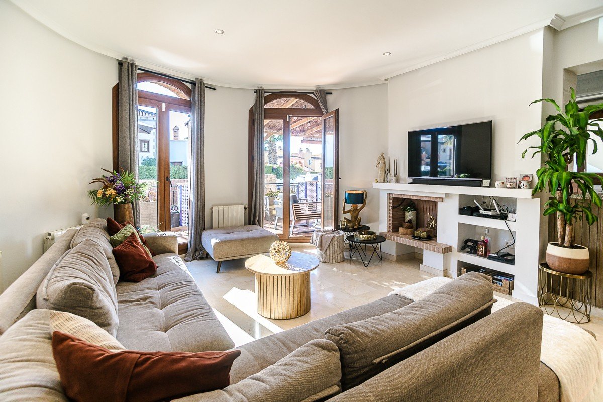 Amplia casa con piscina privada, piscina comunitaria y sótano completo en Algorfa