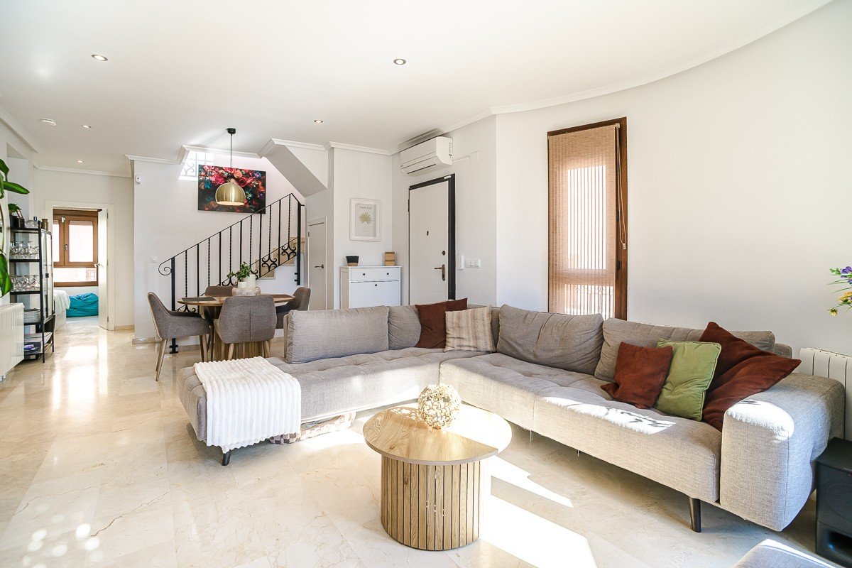 Amplia casa con piscina privada, piscina comunitaria y sótano completo en Algorfa
