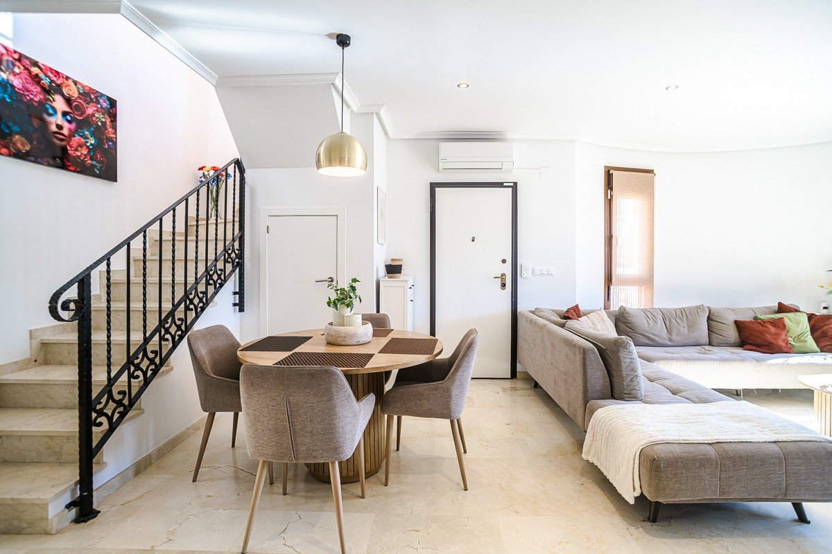 Amplia casa con piscina privada, piscina comunitaria y sótano completo en Algorfa