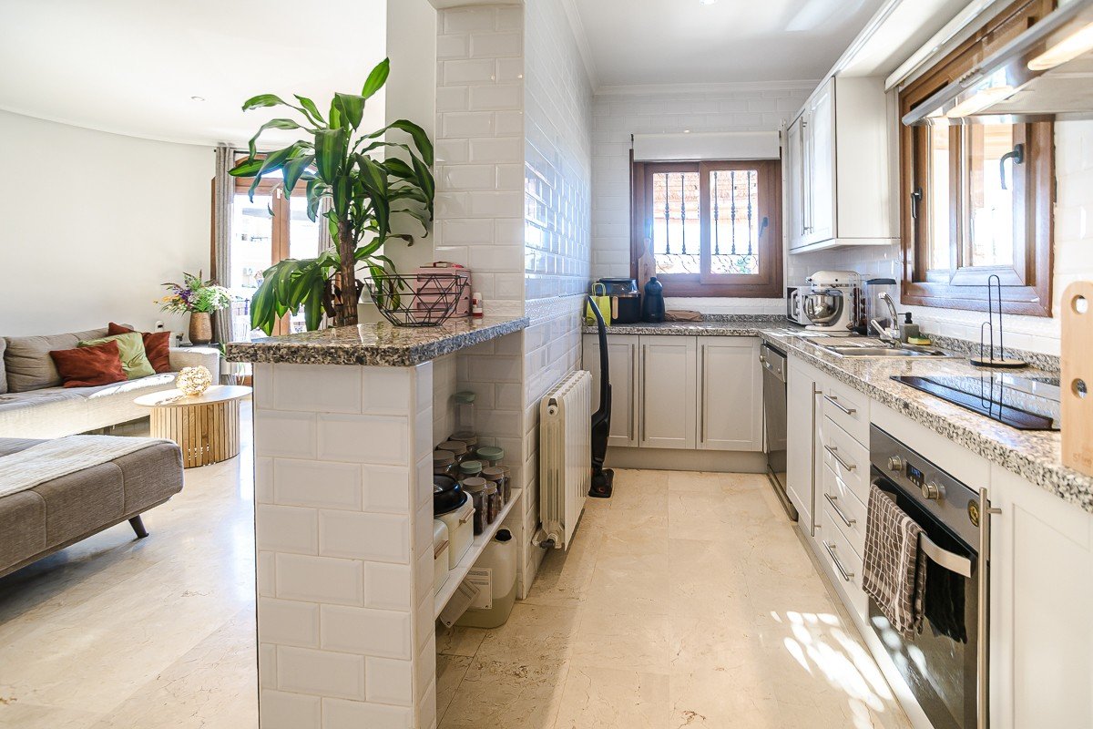 Amplia casa con piscina privada, piscina comunitaria y sótano completo en Algorfa