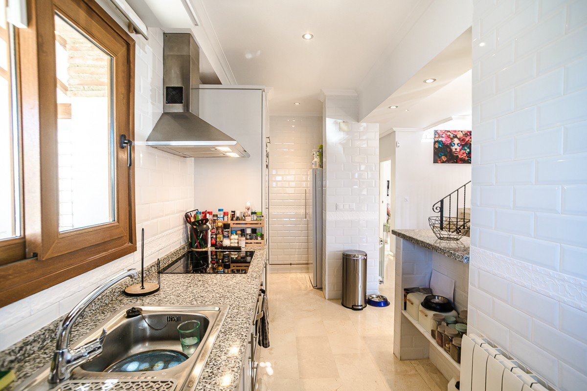Amplia casa con piscina privada, piscina comunitaria y sótano completo en Algorfa