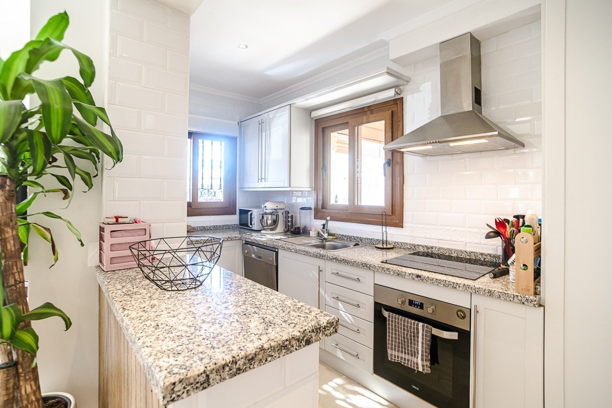Amplia casa con piscina privada, piscina comunitaria y sótano completo en Algorfa