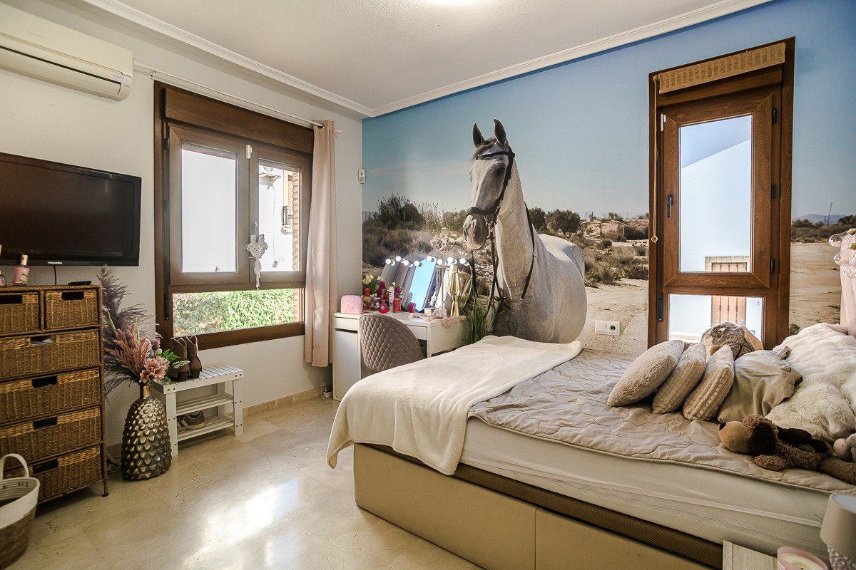 Amplia casa con piscina privada, piscina comunitaria y sótano completo en Algorfa