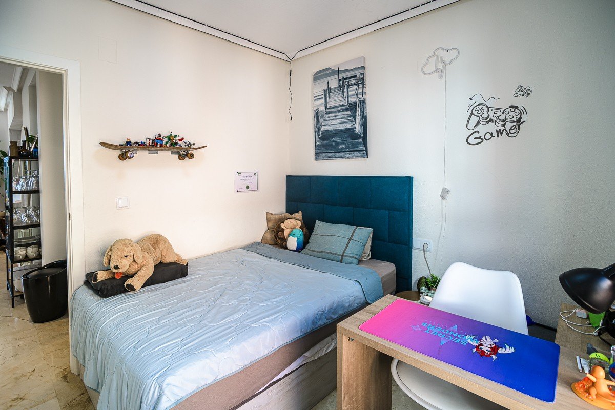Amplia casa con piscina privada, piscina comunitaria y sótano completo en Algorfa