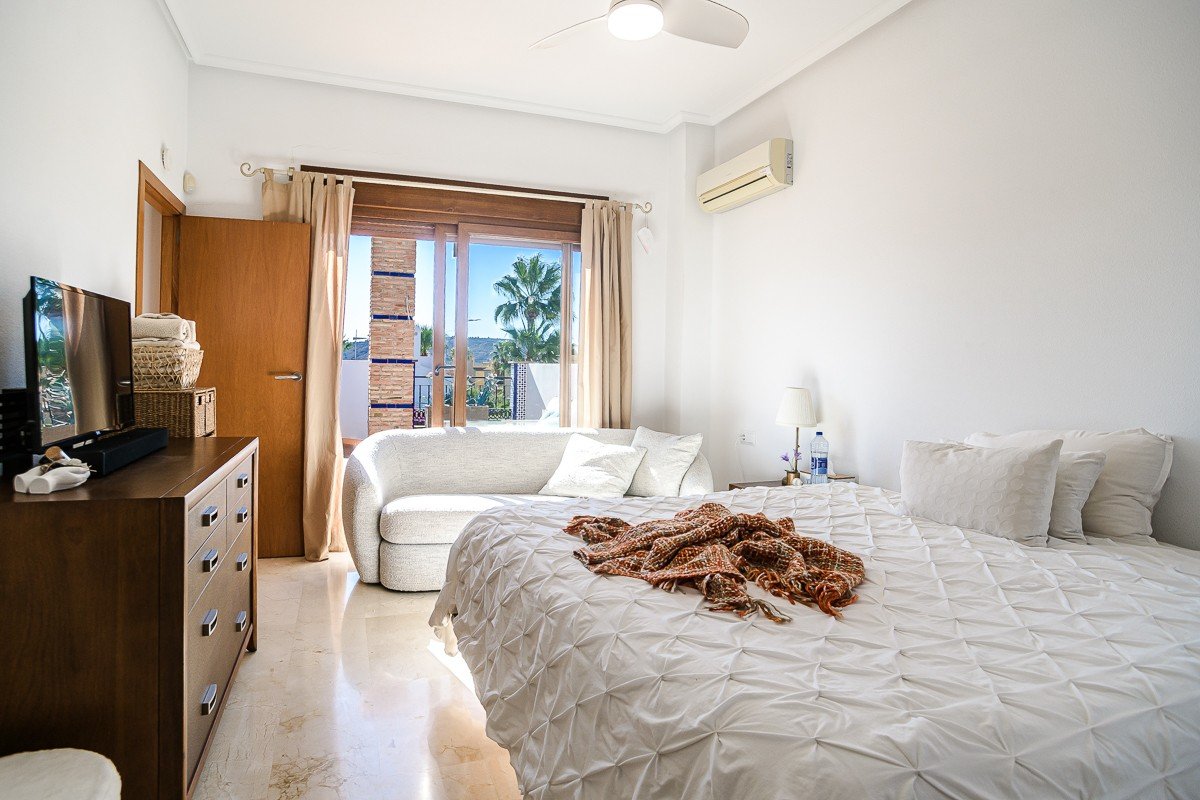 Amplia casa con piscina privada, piscina comunitaria y sótano completo en Algorfa
