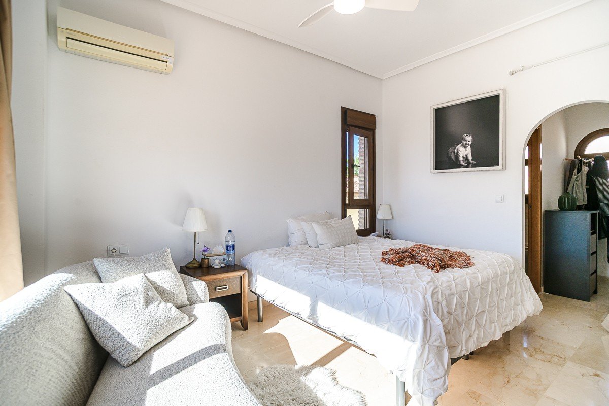 Amplia casa con piscina privada, piscina comunitaria y sótano completo en Algorfa