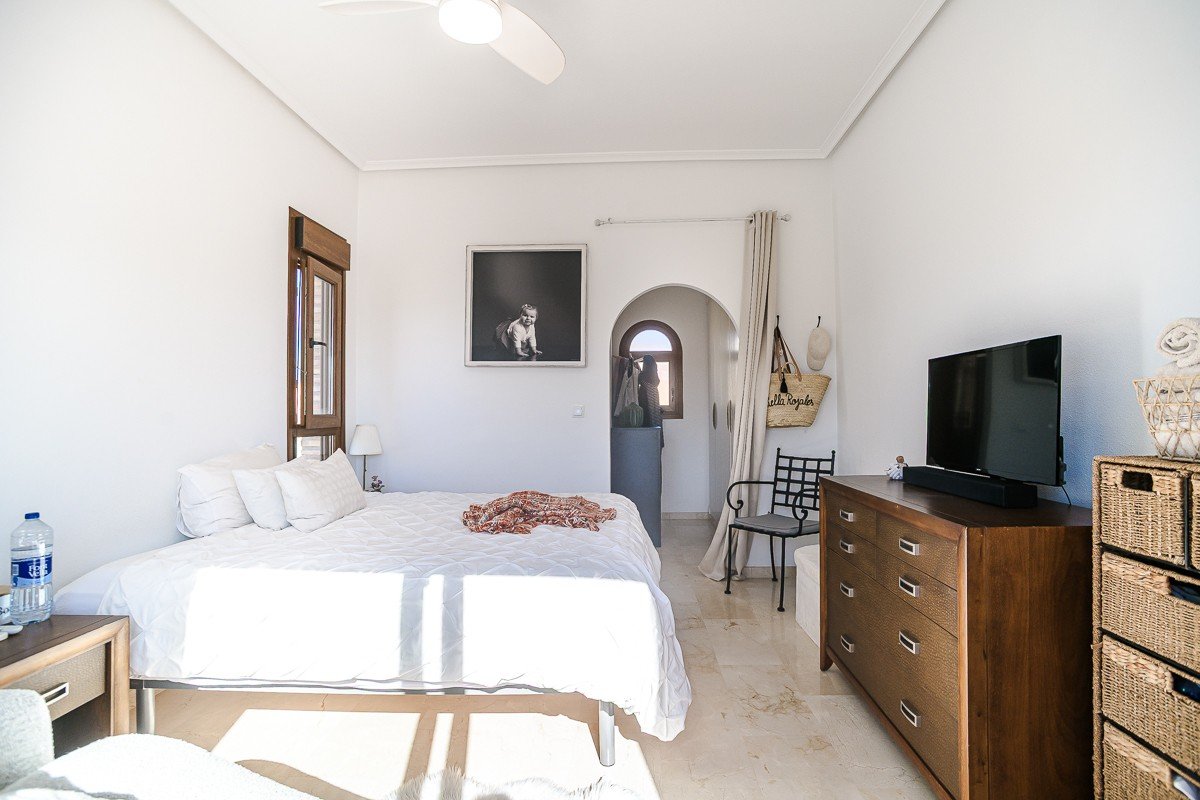 Amplia casa con piscina privada, piscina comunitaria y sótano completo en Algorfa