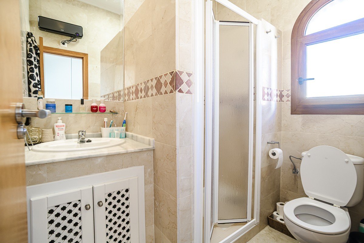 Amplia casa con piscina privada, piscina comunitaria y sótano completo en Algorfa