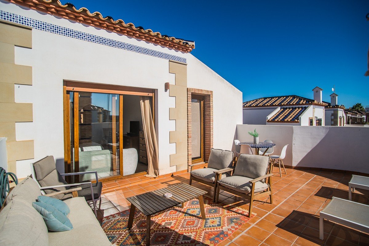 Amplia casa con piscina privada, piscina comunitaria y sótano completo en Algorfa