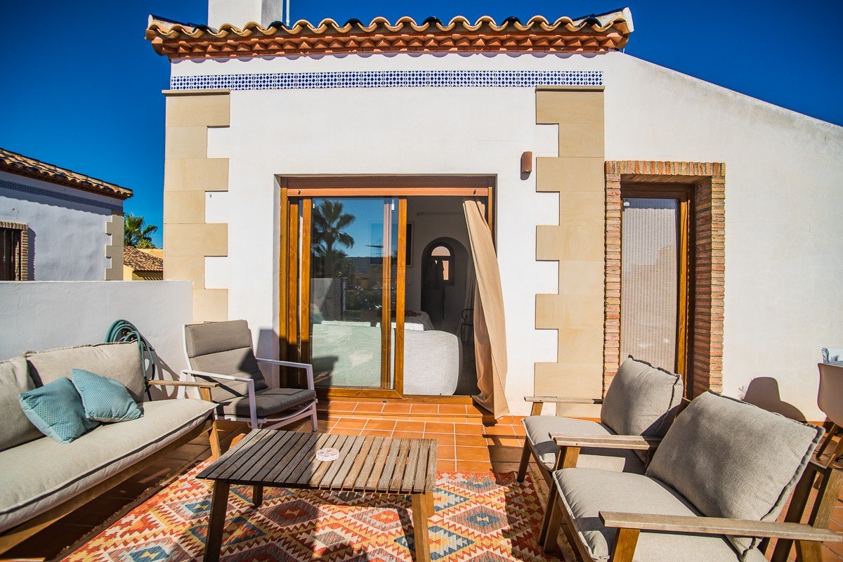 Amplia casa con piscina privada, piscina comunitaria y sótano completo en Algorfa