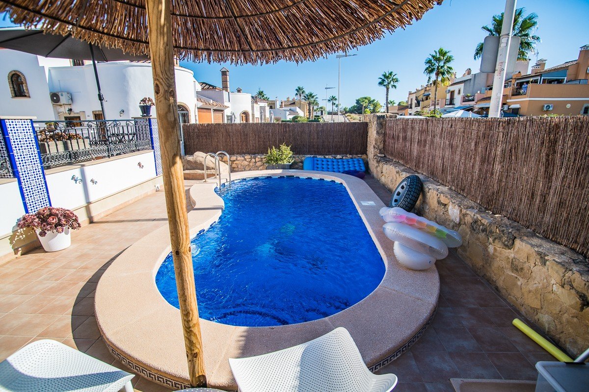 Amplia casa con piscina privada, piscina comunitaria y sótano completo en Algorfa