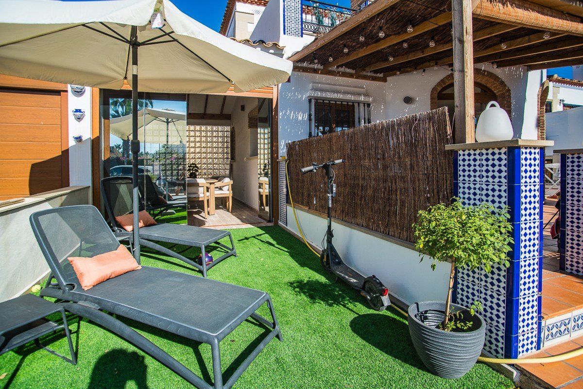 Amplia casa con piscina privada, piscina comunitaria y sótano completo en Algorfa