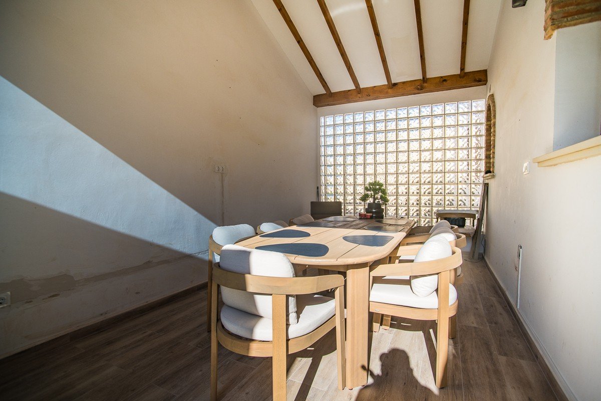 Amplia casa con piscina privada, piscina comunitaria y sótano completo en Algorfa