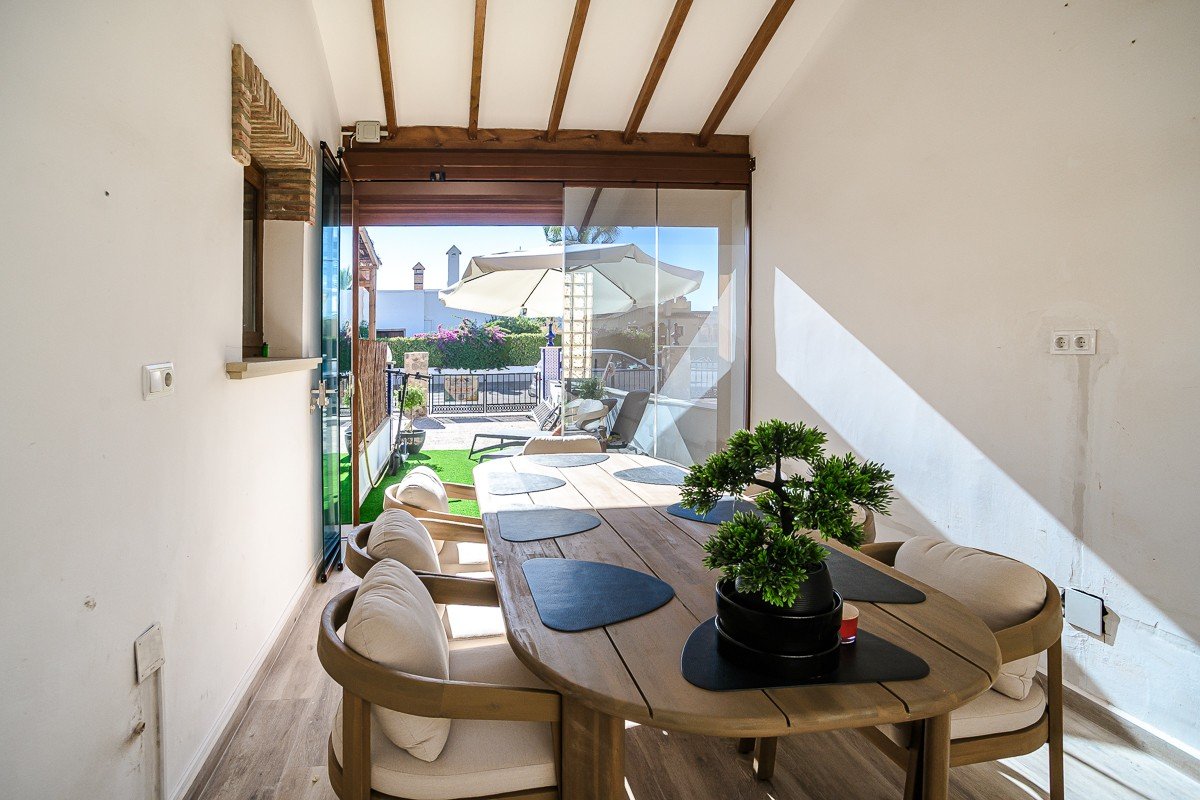 Amplia casa con piscina privada, piscina comunitaria y sótano completo en Algorfa