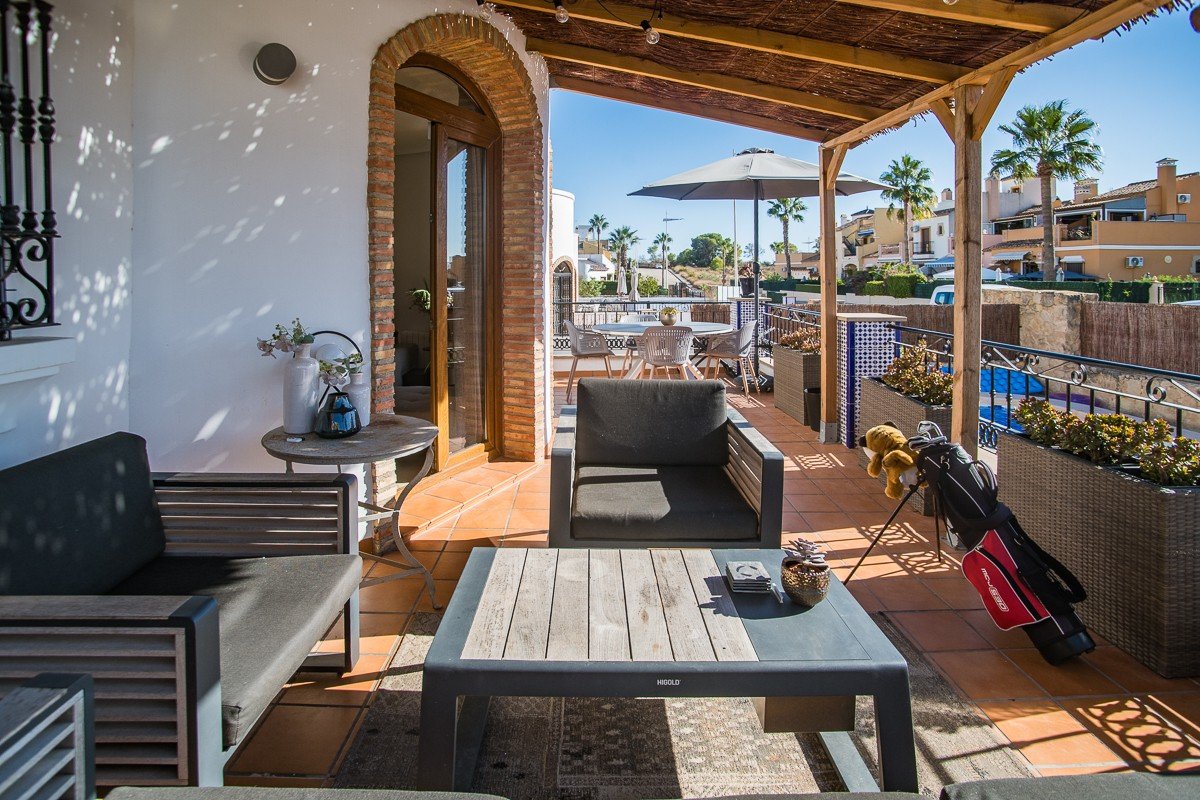 Amplia casa con piscina privada, piscina comunitaria y sótano completo en Algorfa
