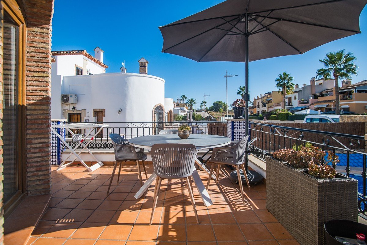 Amplia casa con piscina privada, piscina comunitaria y sótano completo en Algorfa