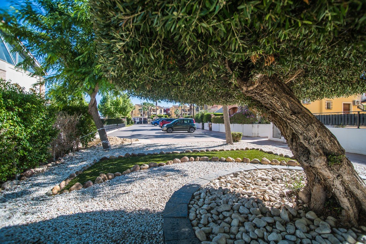 Amplia casa con piscina privada, piscina comunitaria y sótano completo en Algorfa
