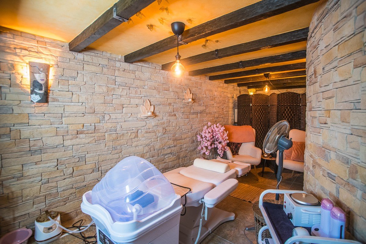 Amplia casa con piscina privada, piscina comunitaria y sótano completo en Algorfa