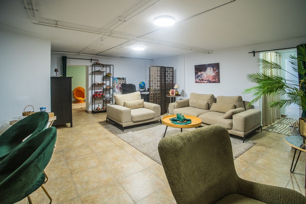 Amplia casa con piscina privada, piscina comunitaria y sótano completo en Algorfa