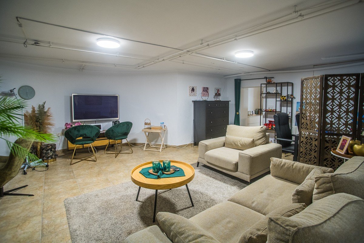 Amplia casa con piscina privada, piscina comunitaria y sótano completo en Algorfa