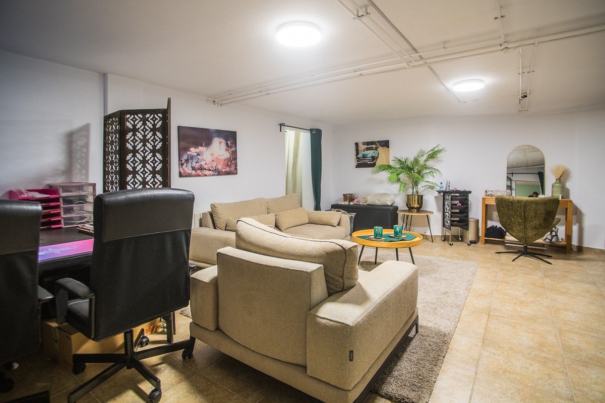 Amplia casa con piscina privada, piscina comunitaria y sótano completo en Algorfa