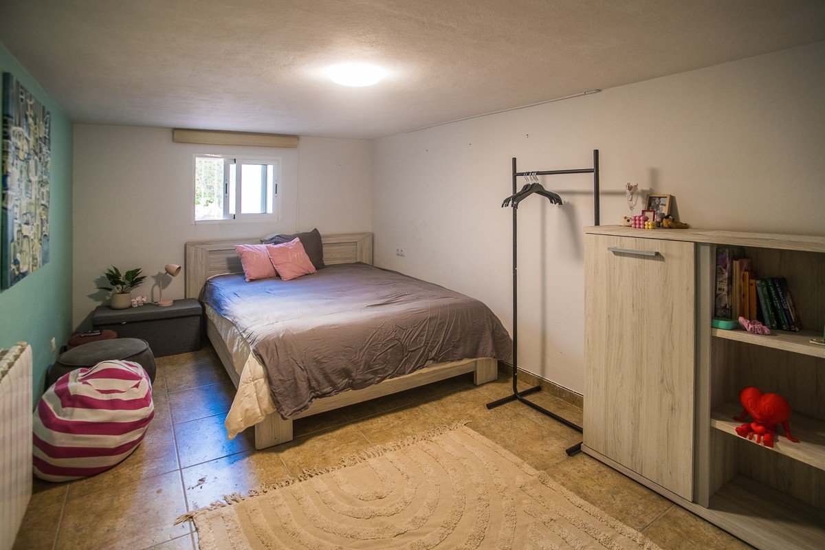 Amplia casa con piscina privada, piscina comunitaria y sótano completo en Algorfa