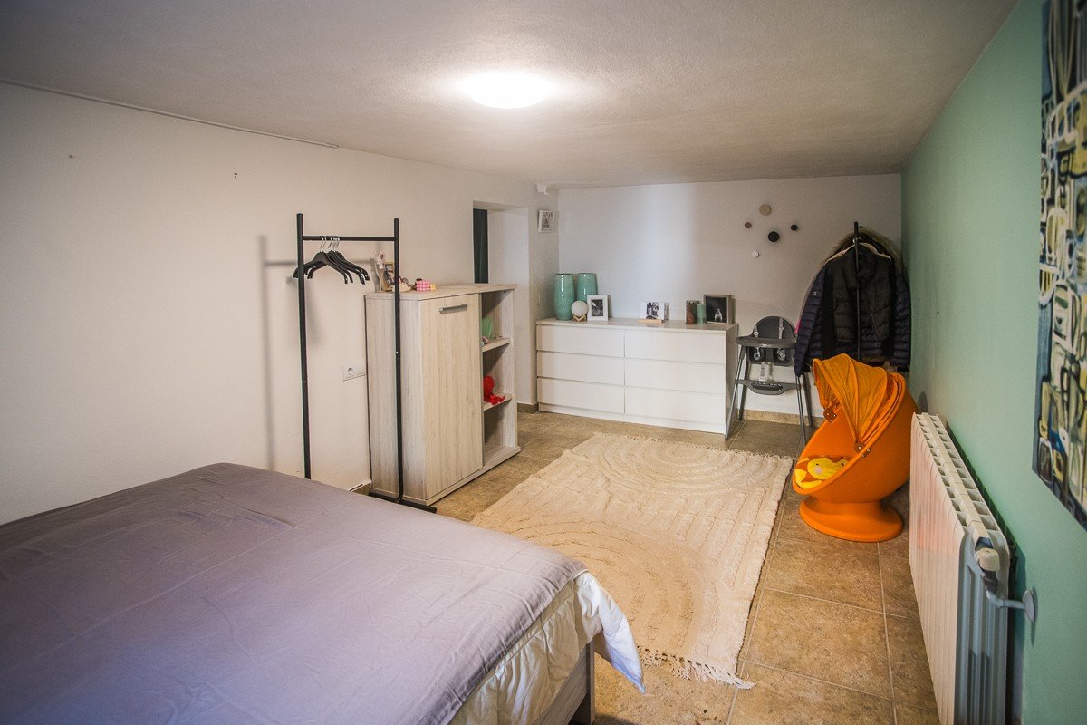 Amplia casa con piscina privada, piscina comunitaria y sótano completo en Algorfa