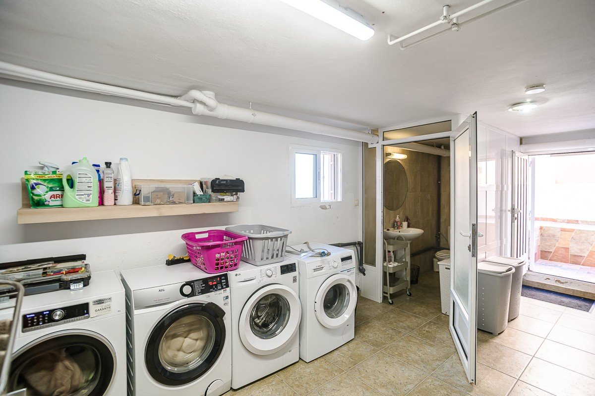 Amplia casa con piscina privada, piscina comunitaria y sótano completo en Algorfa