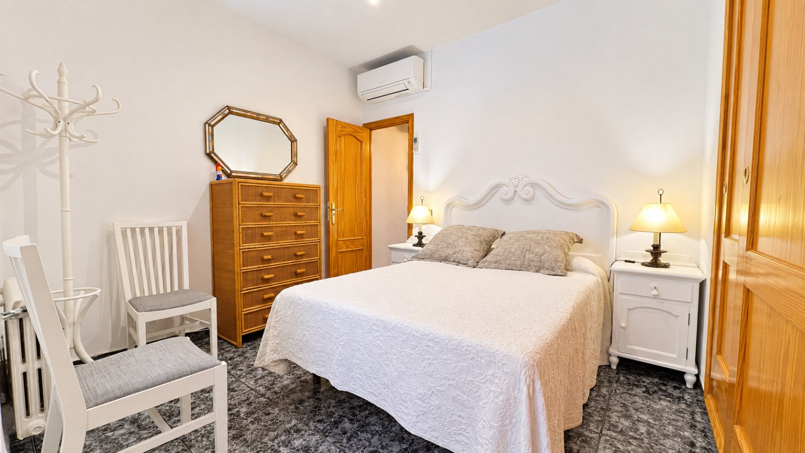 Casa pareada única a solo 60 m de la playa, con 3 dormitorios y 2 baños