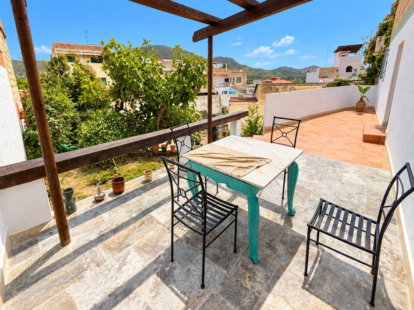 Casa de pueblo con patio, garaje y amplias terrazas en Pego
