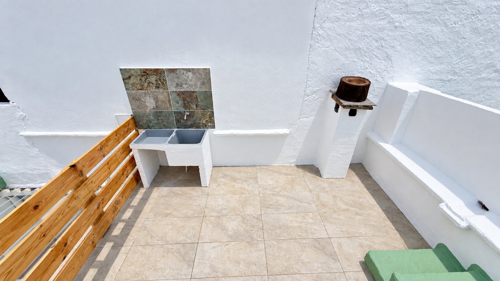 Casa de pueblo con patio, garaje y amplias terrazas en Pego