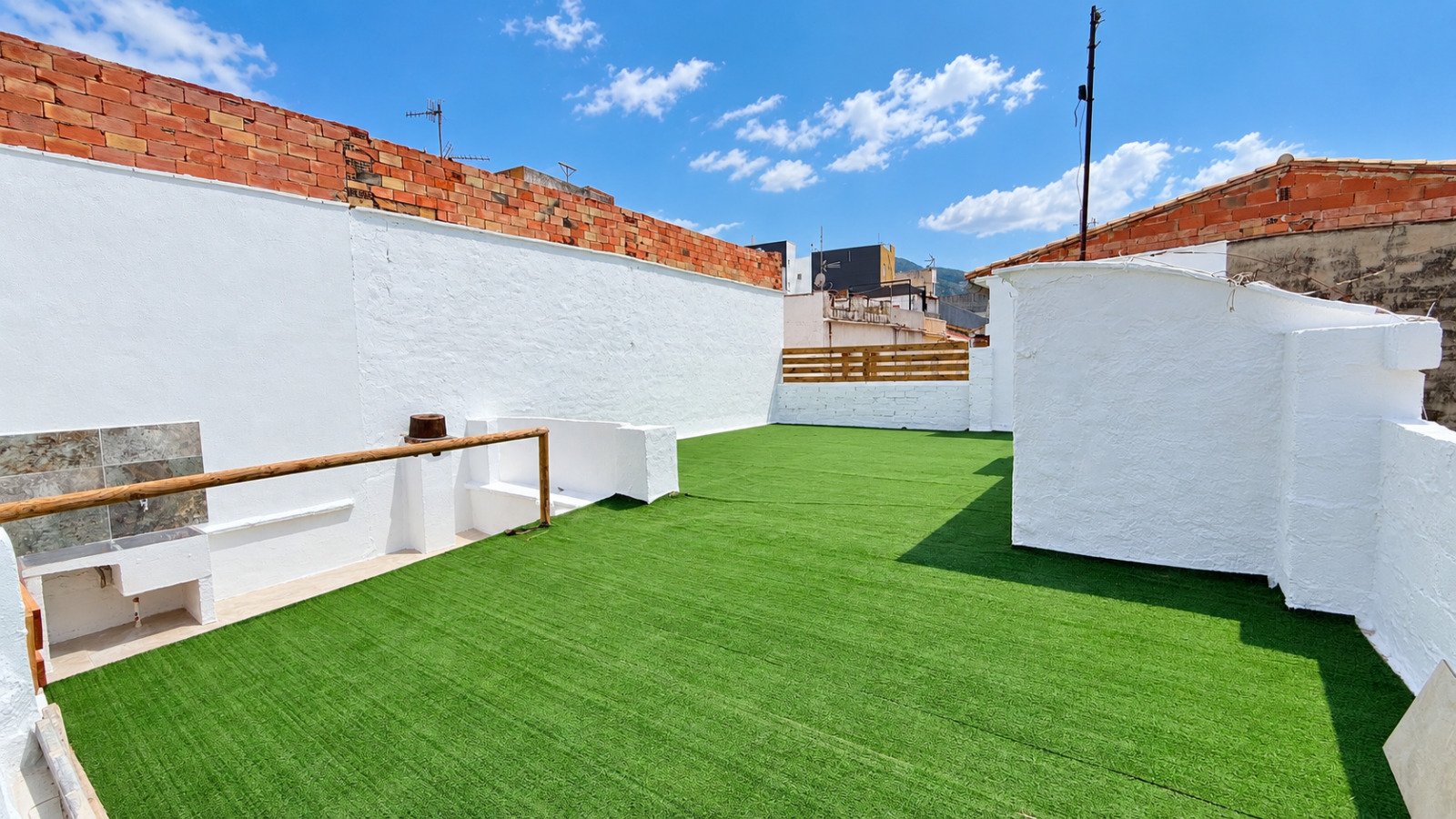 Casa de pueblo con patio, garaje y amplias terrazas en Pego