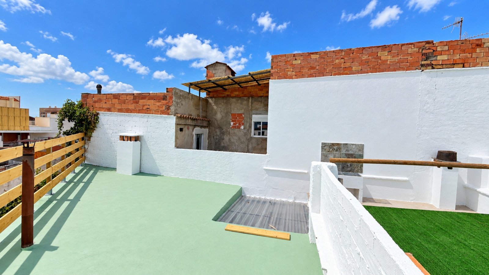 Casa de pueblo con patio, garaje y amplias terrazas en Pego