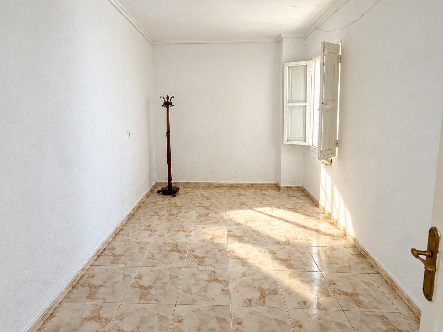 Casa de pueblo con patio, garaje y amplias terrazas en Pego