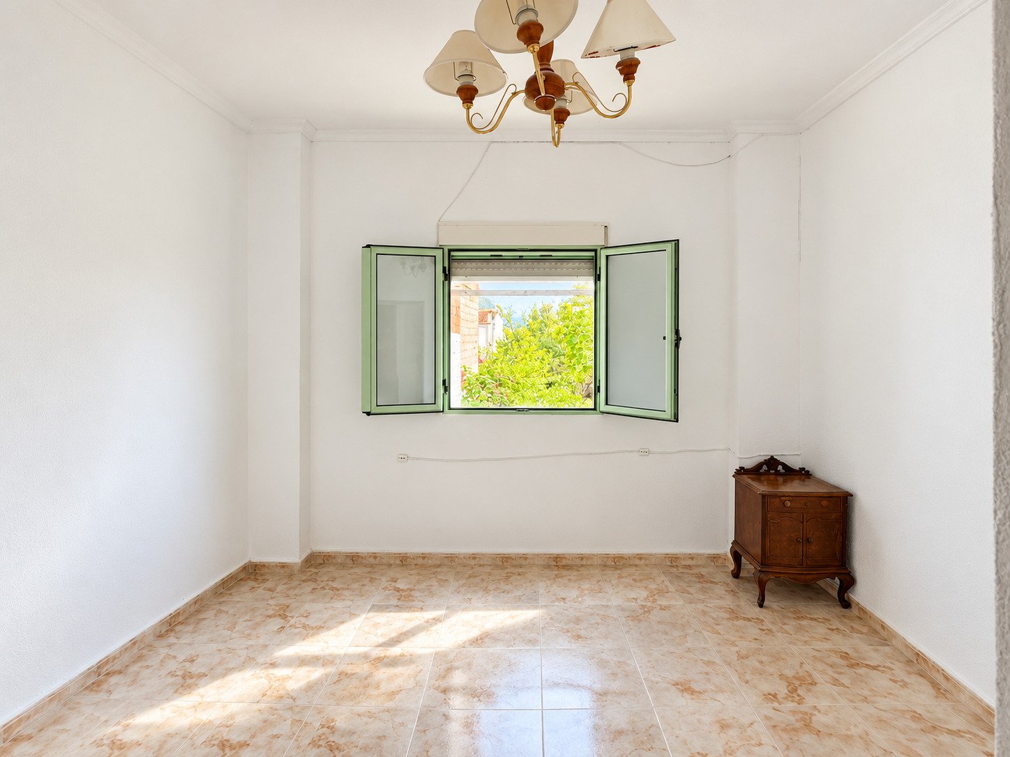 Casa de pueblo con patio, garaje y amplias terrazas en Pego