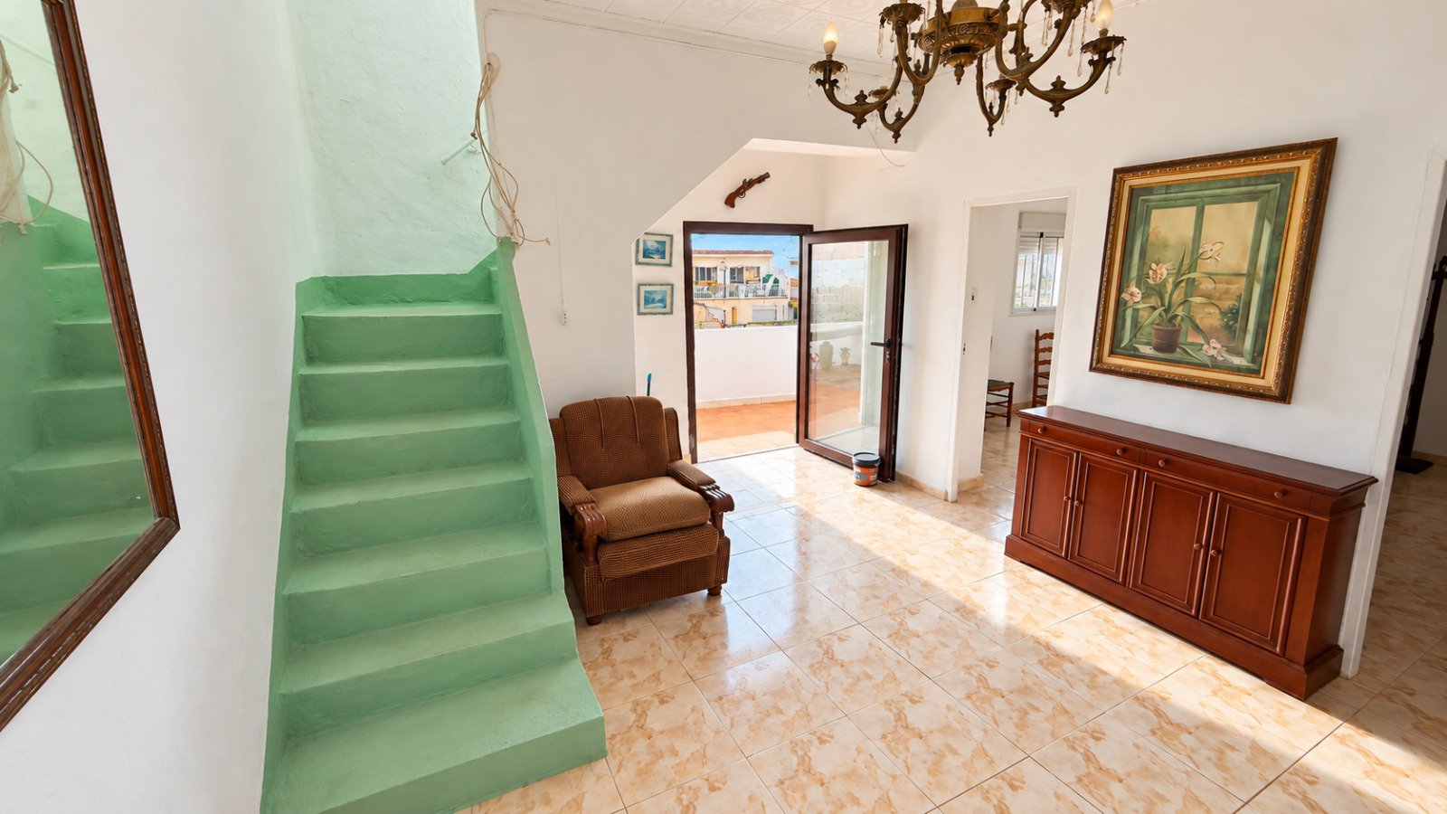 Casa de pueblo con patio, garaje y amplias terrazas en Pego