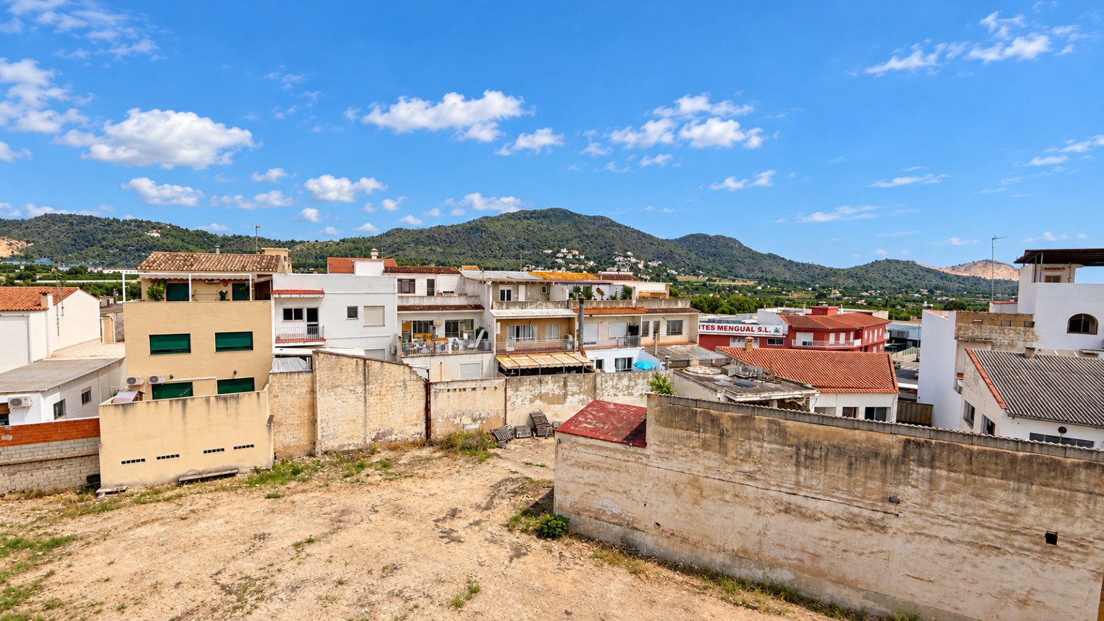 Casa de pueblo con patio, garaje y amplias terrazas en Pego