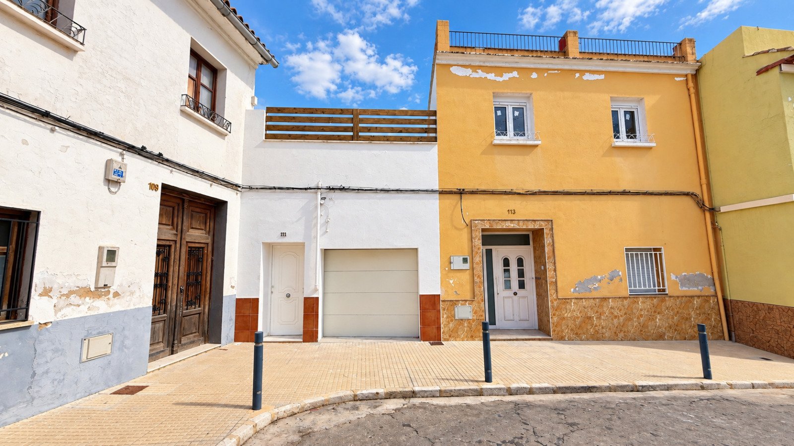 Casa de pueblo con patio, garaje y amplias terrazas en Pego
