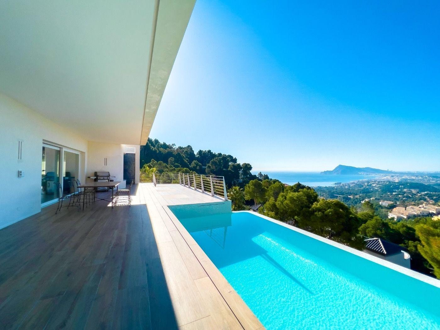 Espaciosa villa moderna con espectaculares vistas al mar