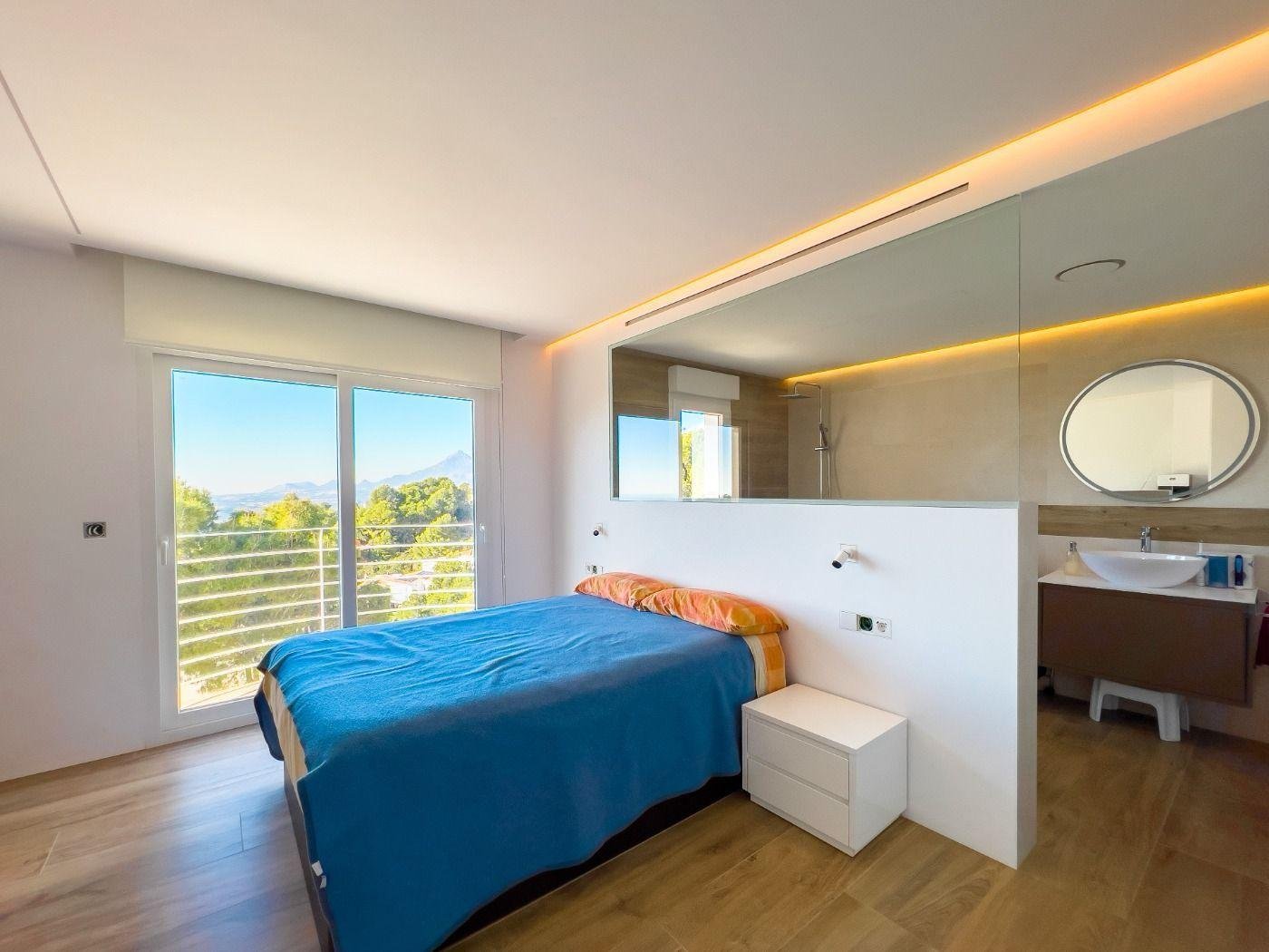 Espaciosa villa moderna con espectaculares vistas al mar