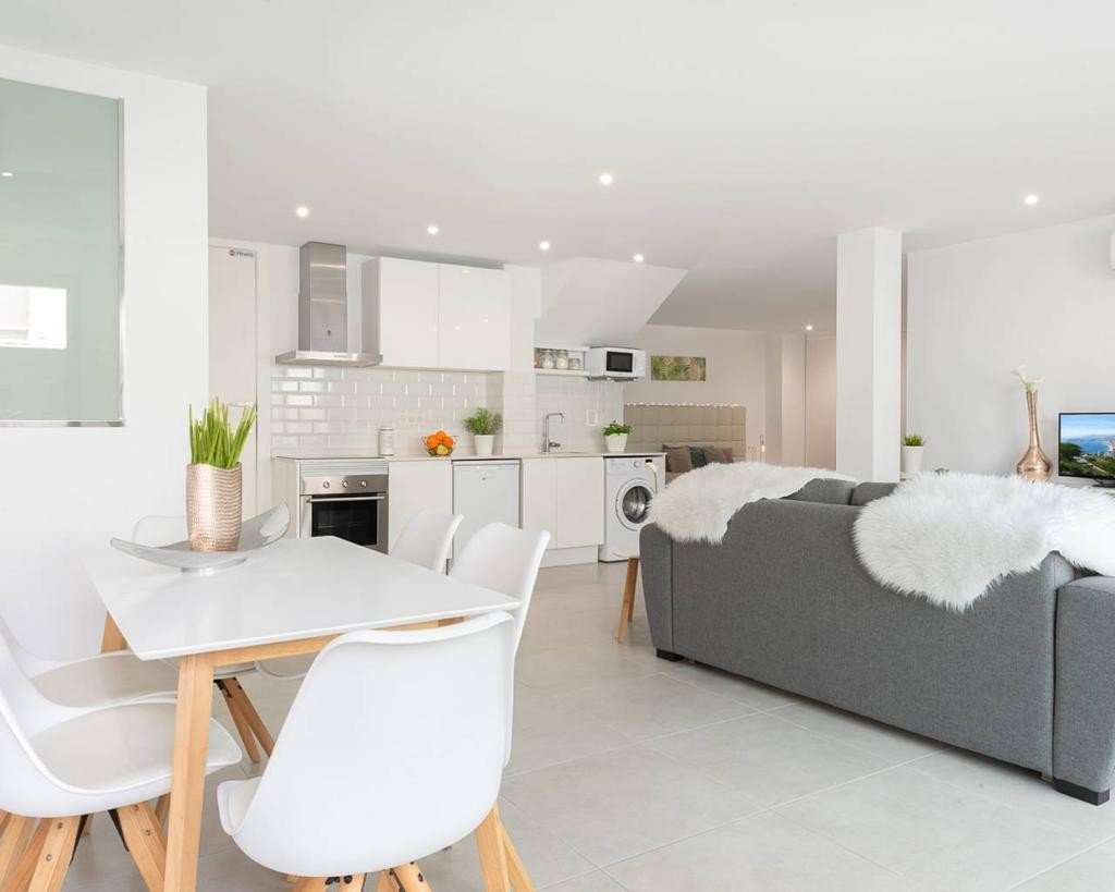 Villa moderna con 4 dormitorios, 4 baños, apartamento de invitados, piscina privada y licencia de alquiler