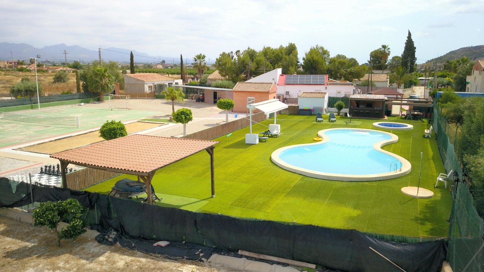 Propiedad rural de cuatro dormitorios con piscina privada, pista de tenis y jacuzzi