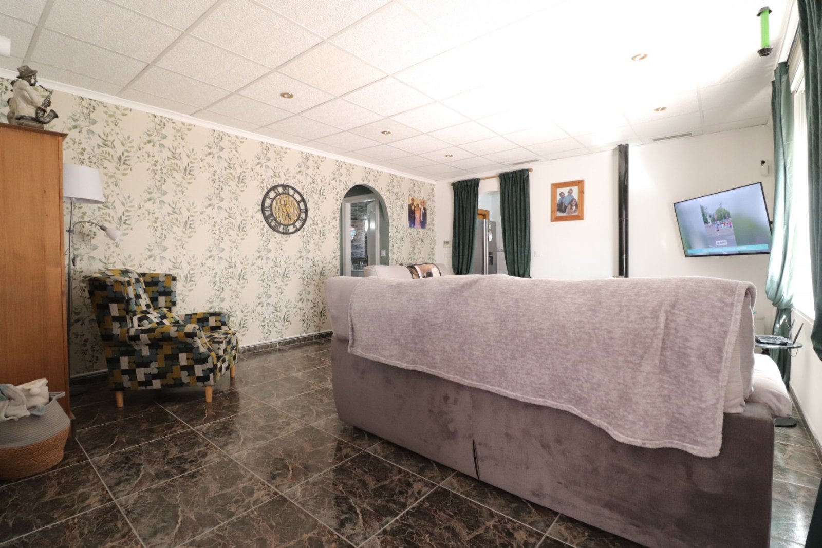 Propiedad rural de cuatro dormitorios con piscina privada, pista de tenis y jacuzzi