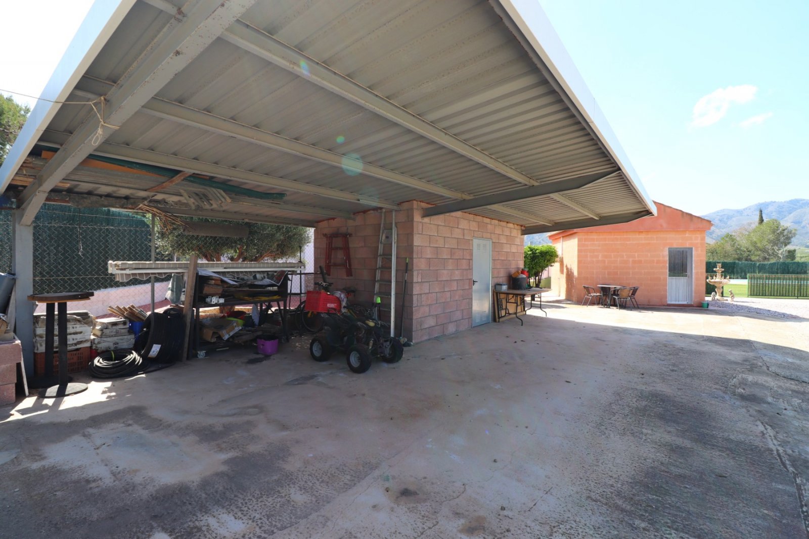 Propiedad rural de cuatro dormitorios con piscina privada, pista de tenis y jacuzzi