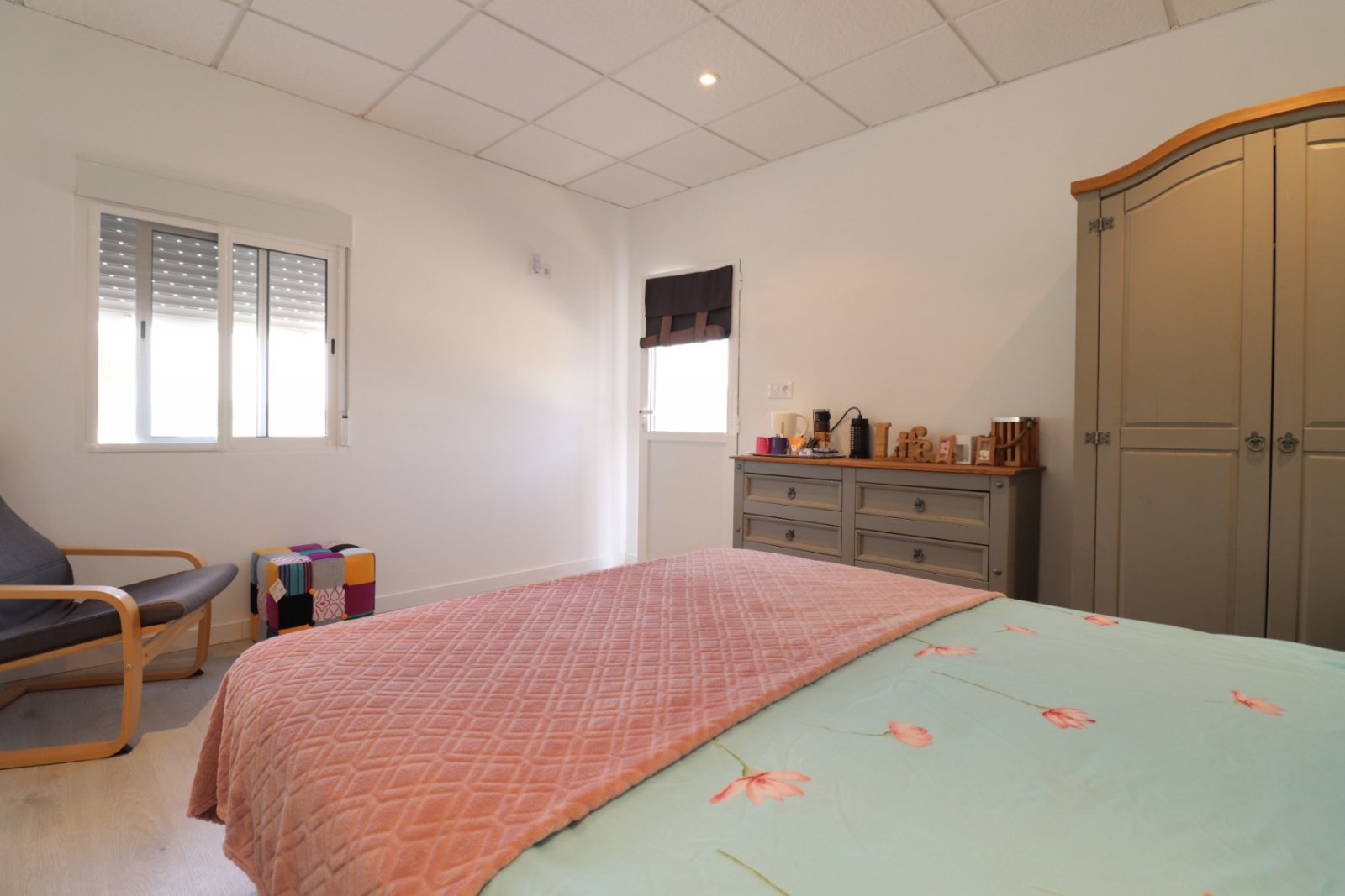Propiedad rural de cuatro dormitorios con piscina privada, pista de tenis y jacuzzi
